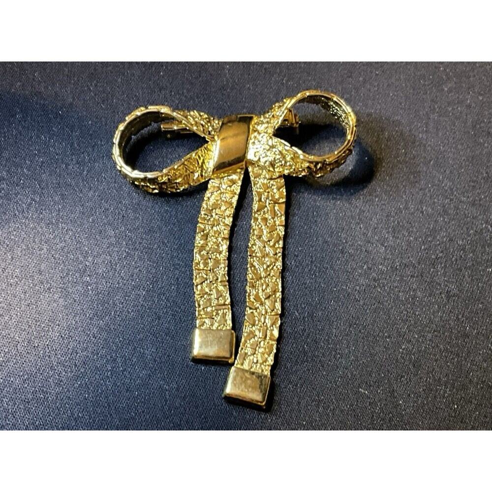 Textured Gold Tone Nugget Bow And Ribbon Brooch